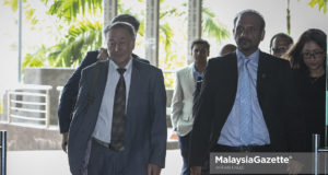 Bapa kepada Altantuya Shaariibuu, Setev Shaariibuu (kiri) bersama peguambela, Ram Karpal Singh (kanan) sebaik tiba untuk mengadakan pertemuan dengan Peguam Negara, Tommy Thomas di Jabatan Peguam Negara, Putrajaya. foto AFFAN FAUZI, 19 JUN 2018
