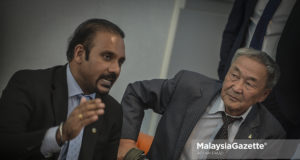 Peguam, Ramkarpal Singh (kiri) bercakap sambil diperhatikan bapa kepada Altantuya Shaariibuu, Setev Shaariibuu pada sidang media khas selepas selesai mengadakan pertemuan dengan Peguam Negara, Tommy Thomas di Jabatan Peguam Negara, Putrajaya. foto AFFAN FAUZI, 19 JUN 2018