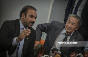 Penemuan baharu buka semula kes Altantuya – Ramkarpal Peguam, Ramkarpal Singh (kiri) bercakap sambil diperhatikan bapa kepada Altantuya Shaariibuu, Setev Shaariibuu pada sidang media khas selepas selesai mengadakan pertemuan dengan Peguam Negara, Tommy Thomas di Jabatan Peguam Negara, Putrajaya. foto AFFAN FAUZI, 19 JUN 2018