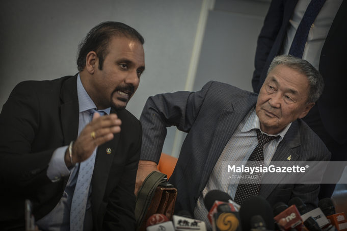 MGF19062018_SETEV SHAARIIBUU17 (1) Peguam, Ramkarpal Singh (kiri) bercakap sambil diperhatikan bapa kepada Altantuya Shaariibuu, Setev Shaariibuu pada sidang media khas selepas selesai mengadakan pertemuan dengan Peguam Negara, Tommy Thomas di Jabatan Peguam Negara, Putrajaya. foto AFFAN FAUZI, 19 JUN 2018