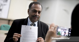 Ketua Pegawai Eksekutif Malaysian Palm Oil Council (MPOC), Datuk Kalyana Sundram menunjukkan kenyataan pada sidang akhbar mengenai keputusan terkini cadangan pengharaman Biobahan Api Berasaskan Minyak sawit di bawah Arahan Tenaga Boleh Diperbaharui (RED) oleh Parlimen Kesatuan Eropah (EU) di Pejabat MPOC, Wisma Sawit, Kelana Jaya. foto FAREEZ FADZIL, 19 JUN 2018