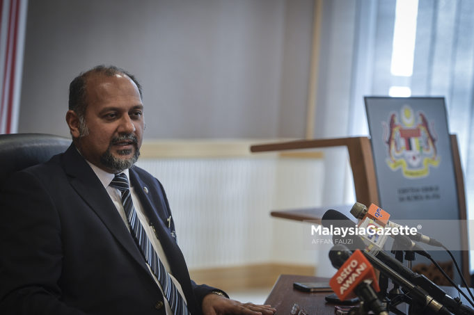 Menteri Komunikasi dan Multimedia, Gobind Singh Deo bercakap pada sidang media khas di Bilik Mesyuarat Utama, Kementerian Komunikasi dan Multimedia, Putrajaya. foto AFFAN FAUZI, 20 JUN 2018.