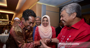 Naib Presiden UMNO merangkap Calon Presiden UMNO, Datuk Seri Ahmad Zahid Hamidi bersalaman dengan Ketua Pergerakan Pemuda UMNO merangkap Calon Presiden UMNO, Khairy Jamaluddin (kiri), turut sama Ketua Wanita UMNO, Tan Sri Shahrizat Abdul Jalil (tengah) di Pusat Dagangan Dunia Putra (PWTC), Kuala Lumpur. foto FAREEZ FADZIL, 20 JUN 2018.