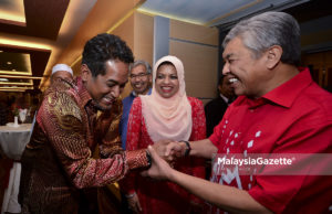 Naib Presiden UMNO merangkap Calon Presiden UMNO, Datuk Seri Ahmad Zahid Hamidi bersalaman dengan Ketua Pergerakan Pemuda UMNO merangkap Calon Presiden UMNO, Khairy Jamaluddin (kiri), turut sama Ketua Wanita UMNO, Tan Sri Shahrizat Abdul Jalil (tengah) di Pusat Dagangan Dunia Putra (PWTC), Kuala Lumpur. foto FAREEZ FADZIL, 20 JUN 2018.