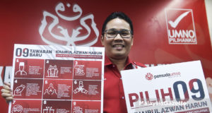 Naib Pergerakan Pemuda UMNO merangkap Calon Ketua Pergerakan Pemuda UMNO, Senator Khairul Azwan Harun menunjukkan senarai manifesto beliau sebagai Ketua Pergerakan Pemuda UMNO di Menara Dato' Onn, Pusat Dagangan Dunia Putra (PWTC), Kuala Lumpur. foto FAREEZ FADZIL, 21 JUN 2018
