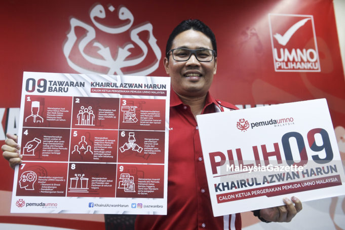 Naib Pergerakan Pemuda UMNO merangkap Calon Ketua Pergerakan Pemuda UMNO, Senator Khairul Azwan Harun menunjukkan senarai manifesto beliau sebagai Ketua Pergerakan Pemuda UMNO di Menara Dato' Onn, Pusat Dagangan Dunia Putra (PWTC), Kuala Lumpur. foto FAREEZ FADZIL, 21 JUN 2018