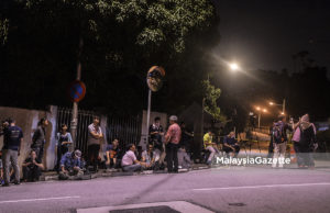 Sebahagian petugas media tempatan dan antarabangsa berkampung berhampiran kediaman bekas Perdana Menteri, Datuk Seri Najib Tun Razak di Jalan Langgak Duta, Kuala Lumpur. foto AFFAN FAUZI, 26 JUN 2018
