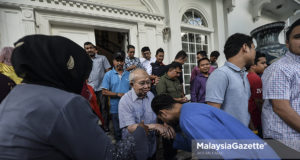 Ketua Perhubungan UMNO Gua Musang merangkap Calon Presiden UMNO, Tengku Razaleigh Hamzah bersalaman dan beramah mesra bersama sebahagian perwakilan-perwakilan Pemuda UMNO pada sesi ramah mesra bersama Sayap-Sayap Wanita, Pemuda Dan Puteri UMNO di kediamannya di Langgak Golf, Kuala Lumpur. foto AFFAN FAUZI, 28 JUN 2018