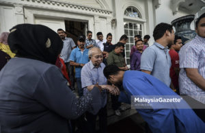 Ketua Perhubungan UMNO Gua Musang merangkap Calon Presiden UMNO, Tengku Razaleigh Hamzah bersalaman dan beramah mesra bersama sebahagian perwakilan-perwakilan Pemuda UMNO pada sesi ramah mesra bersama Sayap-Sayap Wanita, Pemuda Dan Puteri UMNO di kediamannya di Langgak Golf, Kuala Lumpur. foto AFFAN FAUZI, 28 JUN 2018