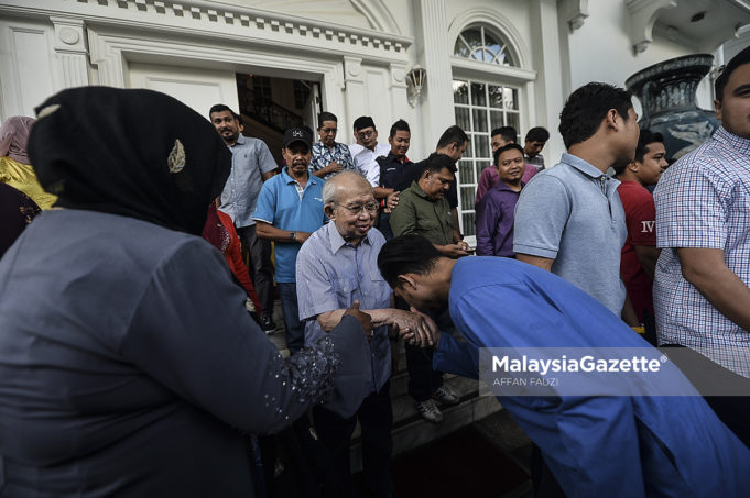 Ketua Perhubungan UMNO Gua Musang merangkap Calon Presiden UMNO, Tengku Razaleigh Hamzah bersalaman dan beramah mesra bersama sebahagian perwakilan-perwakilan Pemuda UMNO pada sesi ramah mesra bersama Sayap-Sayap Wanita, Pemuda Dan Puteri UMNO di kediamannya di Langgak Golf, Kuala Lumpur. foto AFFAN FAUZI, 28 JUN 2018