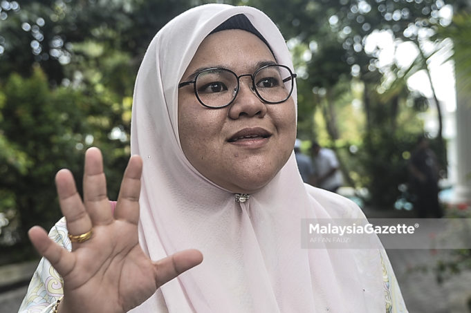 Ketua Puteri Bahagian Seputeh, Nurul Hazwani Haslan bercakap kepada media pada sesi ramah mesra bersama Sayap-Sayap Wanita, Pemuda Dan Puteri UMNO di kediamannya di Langgak Golf, Kuala Lumpur. foto AFFAN FAUZI, 28 JUN 2018