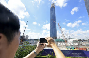 Seorang pengunjung mengambil gambar ketika melawat tapak pembinaan pembangunan Tun Razak Exchange (TRX) City ketika tinjauan lensa Malaysia Gazette di Jalan Tun Razak, Kuala Lumpur. foto FAREEZ FADZIL, 28 JUN 2018