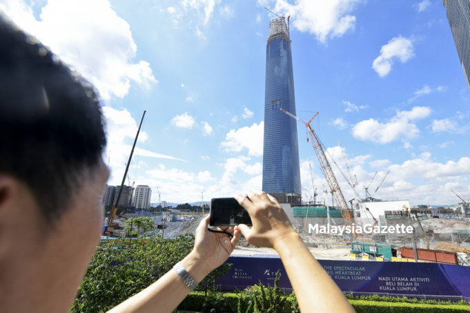Seorang pengunjung mengambil gambar ketika melawat tapak pembinaan pembangunan Tun Razak Exchange (TRX) City ketika tinjauan lensa Malaysia Gazette di Jalan Tun Razak, Kuala Lumpur. foto FAREEZ FADZIL, 28 JUN 2018