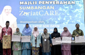 Timbalan Perdana Menteri, Datuk Seri Wan Azizah Wan Ismail (tengah) bersama Pengerusi AWQAF Holdings Berhad, Tan Sri Siti Sa'diah Sheikh Bakir (empat kanan) bergambar kenangan dengan wakil Rumah-Rumah Perlindungan Remaja yang menerima sumbangan pada Majlis Pelancaran EduWAQF di Pusat Konvensyen Bangi, Bangi. foto FAREEZ FADZIL, 29 JUN 2018.