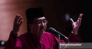 Ketua UMNO Bahagian Titiwangsa, Datuk Seri Johari Abdul Ghani berucap pada Mesyuarat Perwakilan UMNO Bahagian Titiwangsa di Hotel Flamingo, Ampang, Selangor. foto SYAFIQ AMBAK, 30 JUN 2018
