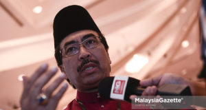 Ketua UMNO Bahagian Titiwangsa, Datuk Seri Johari Abdul Ghani bercakap pada Mesyuarat Perwakilan UMNO Bahagian Titiwangsa di Hotel Flamingo, Ampang, Selangor. foto SYAFIQ AMBAK, 30 JUN 2018