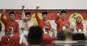 Datuk Seri Raja Nong Chik dan barisan pimpinan UMNO Bahagian Lembah Pantaii pada Mesyuarat Perwakilan UMNO Bahagian Lembah Pantai dan Pemilihan Jawatan Tertinggi UMNO Malaysia di Pusat Alumni Universiti Malaya (PAUM), Jalan Susur Damansara, Kuala Lumpur. foto AFIQ RAZALI, 30 JUN 2018.