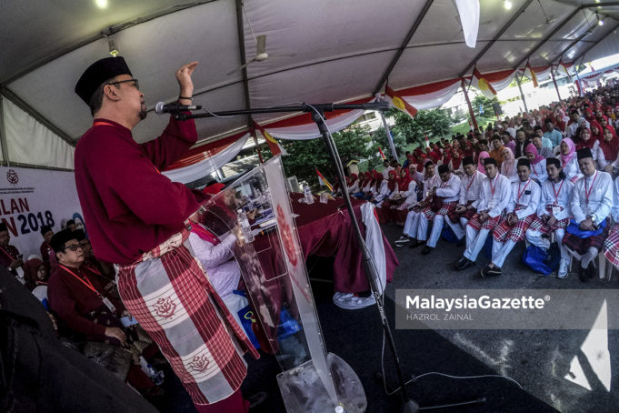 Ketua UMNO Bahagian Bandar Tun Razak, Datuk Rizalman Datuk Mokhtar berucap pada Mesyuarat Perwakilan UMNO Bandar Tun Razak di Laman Tun Razak, Kuala Lumpur. foto HAZROL ZAINAL, 30 JUN 2018.