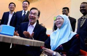 Timbalan Perdana Menteri Datuk Seri Dr Wan Azizah Wan Ismail berkata beliau bersedia mengundur diri daripada jawatan nombor dua kerajaan jika suaminya Datuk Seri Anwar Ibrahim menjadi Perdana Menteri.