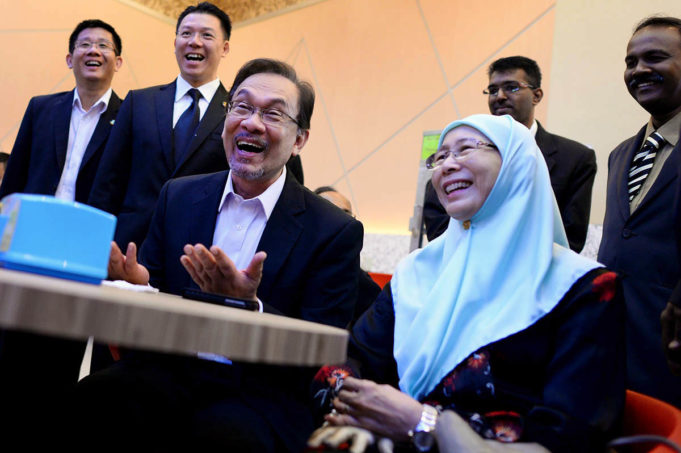 ANWAR IBRAHIM DAN WAN AZJZAH Timbalan Perdana Menteri Datuk Seri Dr Wan Azizah Wan Ismail berkata beliau bersedia mengundur diri daripada jawatan nombor dua kerajaan jika suaminya Datuk Seri Anwar Ibrahim menjadi Perdana Menteri.