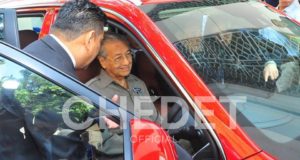 erdana Menteri, Tun Dr. Mahathir Mohamad menguji pandu Proton SUV yang masih belum dilancarkan. Sumber: FB Chedet Official