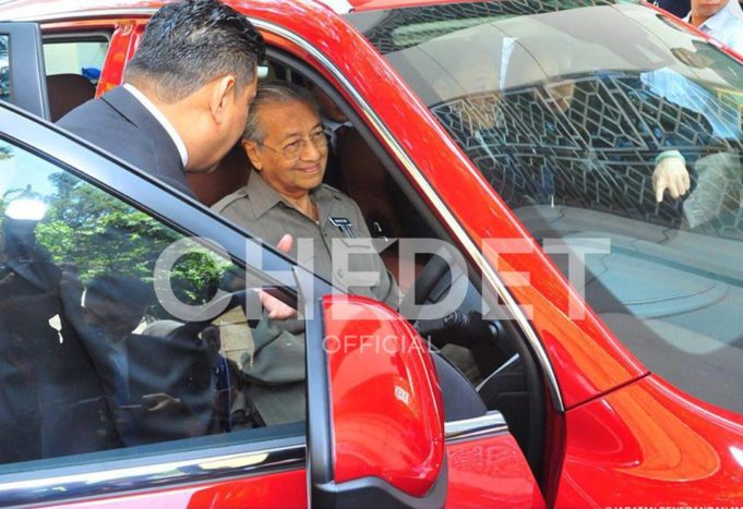 erdana Menteri, Tun Dr. Mahathir Mohamad menguji pandu Proton SUV yang masih belum dilancarkan. Sumber: FB Chedet Official