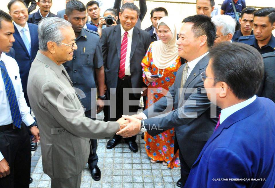 Perdana Menteri, Tun Dr. Mahathir Mohamad mengadakan pertemuan dengan wakil DRB-Hicom dan Kumpulan Geely di pejabatnya pada Jumaat lalu. Sumber: FB Chedet Official