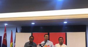 Datuk Seri Hishammuddin Tun Hussein (tengah) pada sidang media mengumumkan untuk tidak bertanding sebarang jawatan di peringkat pusat pada pemilihan UMNO. Hadir sama, Datuk Seri Mohamed Khaled Nordin (kiri) dan Datuk Dr. Abd Latiff Ahmad.