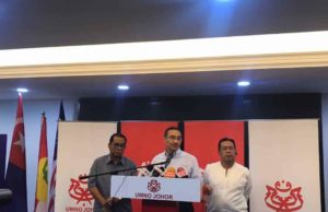 Datuk Seri Hishammuddin Tun Hussein (tengah) pada sidang media mengumumkan untuk tidak bertanding sebarang jawatan di peringkat pusat pada pemilihan UMNO. Hadir sama, Datuk Seri Mohamed Khaled Nordin (kiri) dan Datuk Dr. Abd Latiff Ahmad.