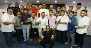 Hahasrin (barisan kedua, enam dari kanan) bersama calon Exco Pemuda UMNO yang hadir pada Sesi Pengenalan Calon Pergerakan Pemuda UMNO di Pejabat UMNO Johor.