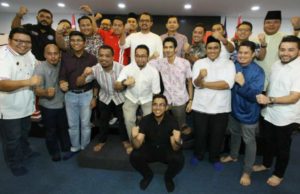 Hahasrin (barisan kedua, enam dari kanan) bersama calon Exco Pemuda UMNO yang hadir pada Sesi Pengenalan Calon Pergerakan Pemuda UMNO di Pejabat UMNO Johor.