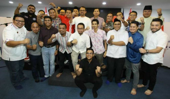 Hahasrin (barisan kedua, enam dari kanan) bersama calon Exco Pemuda UMNO yang hadir pada Sesi Pengenalan Calon Pergerakan Pemuda UMNO di Pejabat UMNO Johor.