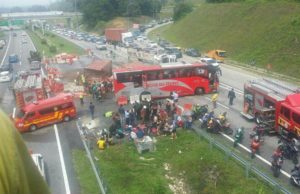 Keadaan di kawasan kemalangan membabitkan sebuah bas ekspres, treler dan lori tangki di Kilometer 142 Lebuhraya Utara Selatan berdekatan Pagoh.