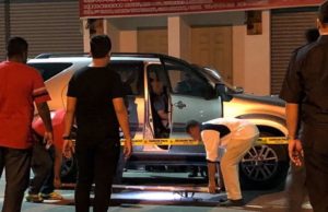Warga emas yang dikenali sebagai Chu Phan Hoo, 62, ditemui mati dipercayai menembak dirinya sendiri di dalam kereta jenis Toyota Fortuner, kira-kira 10 kilometer dari lokasi dia menembak rakannya, Ling Iu King, 66, di Kampung Koh malam tadi.
