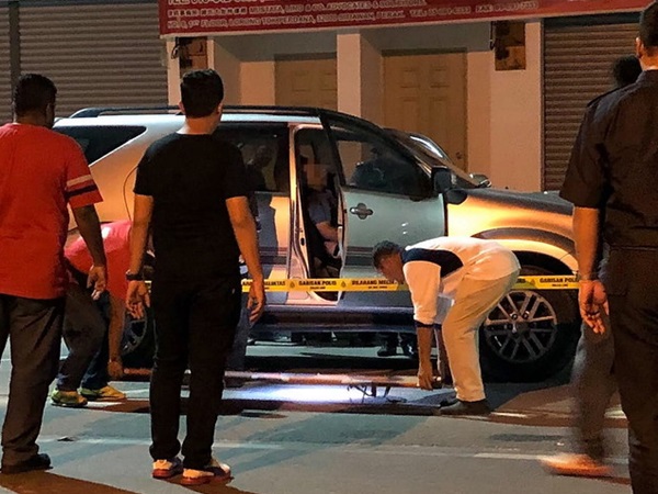 Kes Tembak Warga emas yang dikenali sebagai Chu Phan Hoo, 62, ditemui mati dipercayai menembak dirinya sendiri di dalam kereta jenis Toyota Fortuner, kira-kira 10 kilometer dari lokasi dia menembak rakannya, Ling Iu King, 66, di Kampung Koh malam tadi.