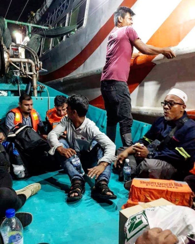 Sebuah feri bersama 432 penumpang terkandas lebih enam jam di beting pasir muara Kuala Perlis, kira-kira 0.8 batu nautika dari Terminal Feri Penumpang Kuala Perlis di sini, malam tadi.