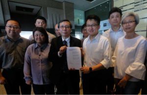 Liew Chin Tong (dua dari kanan) dan peguam beliau, Datuk Yeo Yang Poh menunjukkan petisyen yang difailkan di Mahkamah Tinggi Sivil Johor Bahru bagi mencabar keputusan PRU14 kerusi Parlimen Ayer Hitam.