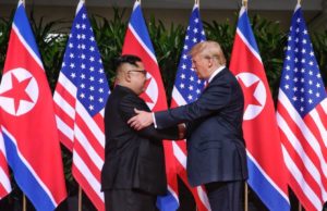 Donald Trump dan Kim Jong-Un berjabat tangan sebaik sahaja tiba di lokasi sidang kemuncak di Singapura bagi mengakhiri program nuklear di semenanjung Korea.