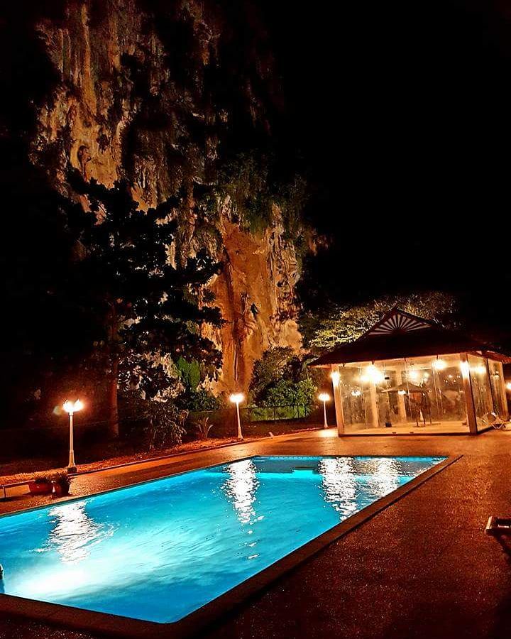 Suasana kolam renang pada waktu malam.