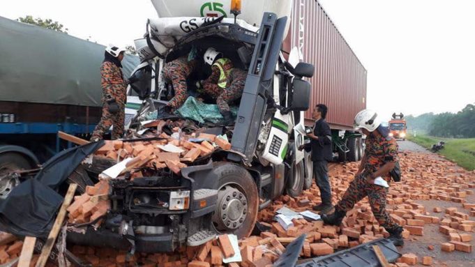 Seorang pemandu treler maut akibat tersepit selepas kenderaan dipandunya itu melanggar sebuah lori membawa muatan batu bata dalam kemalangan di KM38.5 Lebuh Raya Utara Selatan (arah selatan), dekat Kulai, hari ini.