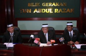 Abdul Rahim (tengah) mengadakan sidang media berkenaan kemangkatan bonda Sultan Johor Yang Amat Mulia Enche' Besar Hajah Khalsom Abdullah di Bangunan Sultan Ibrahim, Bukit Timbalan.