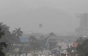 Beberapa kawasan rendah di pinggir ibu kota terutama di Jalan Lingkaran Tengah 2 (MRR2) dan Ampang dilanda banjir kilat berikutan hujan lebat lebih dua jam petang tadi.