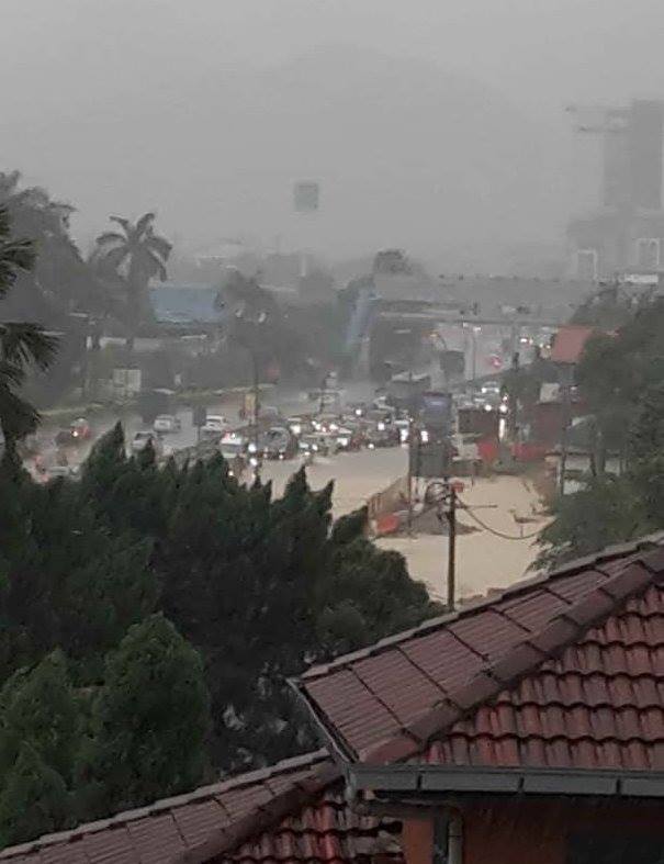 Beberapa kawasan rendah di pinggir ibu kota terutama di Jalan Lingkaran Tengah 2 (MRR2) dan Ampang dilanda banjir kilat berikutan hujan lebat lebih dua jam petang tadi.