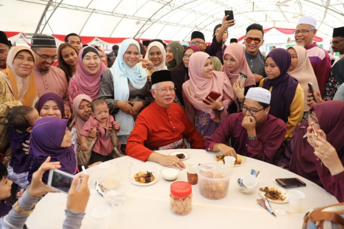pekan ebih 3,000 tetamu berkunjung menghadiri rumah terbuka bekas Perdana Menteri Datuk Seri Najib Tun Razak di kediamannya di Sri Kenangan di sini.