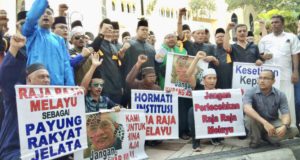 Ketua PEMANTAU, Datuk Lokman Noor Adam (tengah) bersama para penyokongnya di perkarangan Masjid Negara di Kuala Lumpur hari ini.