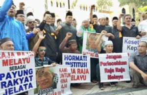 PEMANTAU mahu jelajah seluruh negara selamatkan Raja Melayu Ketua PEMANTAU, Datuk Lokman Noor Adam (tengah) bersama para penyokongnya di perkarangan Masjid Negara di Kuala Lumpur hari ini.