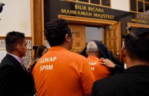 Majistret Shah Wira Abdul Halim mengeluarkan perintah tahanan reman terhadap pengarah urusan bersama peguam syarikat itu mulai hari ini sehingga 2 Julai bagi membolehkan Suruhanjaya Pencegahan Rasuah Malaysia (SPRM) menjalankan siasatan.