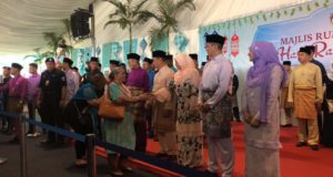 Ketibaan Perdana Menteri, Tun Dr Mahathir Mohamad dan isteri, Tun Siti Hasmah yang tiba di perkarangan Kompleks Seri Perdana, Putrajaya sebentar tadi di terima dengan laungan ‘Hidup Tun’.