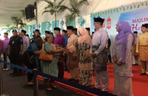 Ketibaan Perdana Menteri, Tun Dr Mahathir Mohamad dan isteri, Tun Siti Hasmah yang tiba di perkarangan Kompleks Seri Perdana, Putrajaya sebentar tadi di terima dengan laungan ‘Hidup Tun’.