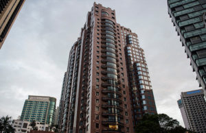 Lokasi sebuah unit kondominium dipercayai milik Jho Low di Kuala Lumpur telah diperiksa anggota penguatkuasa SPRM pada Khamis, 28 Jun, 2018. --fotoBERNAMA